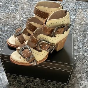 Violet Free Bird by Steve Madden sandals